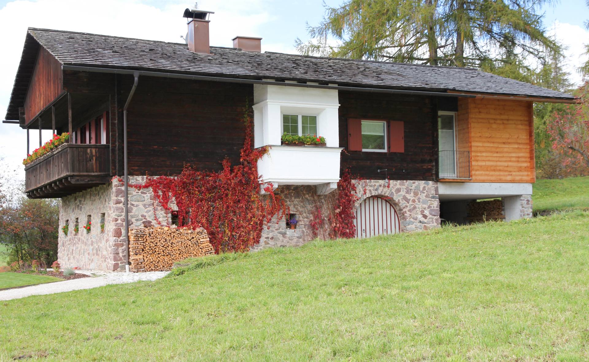 Sanierung Haus C, Sexten (2014): Südostansicht. Architekt Johannes Watschinger.