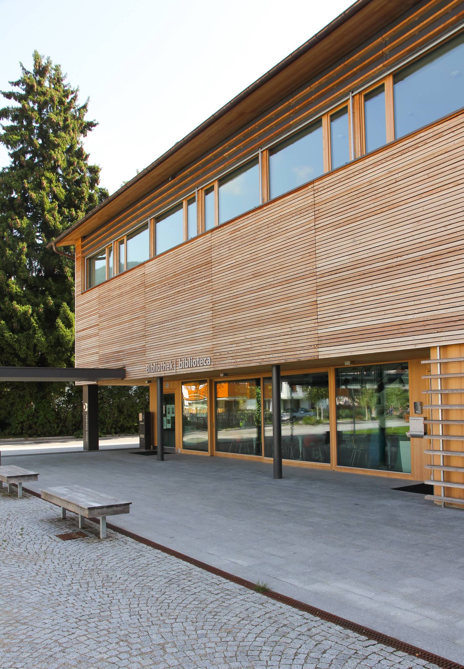 Neubau Bibliothek Toblach (2008–2010): Eingangsfassade. Architekt Johannes Watschinger.