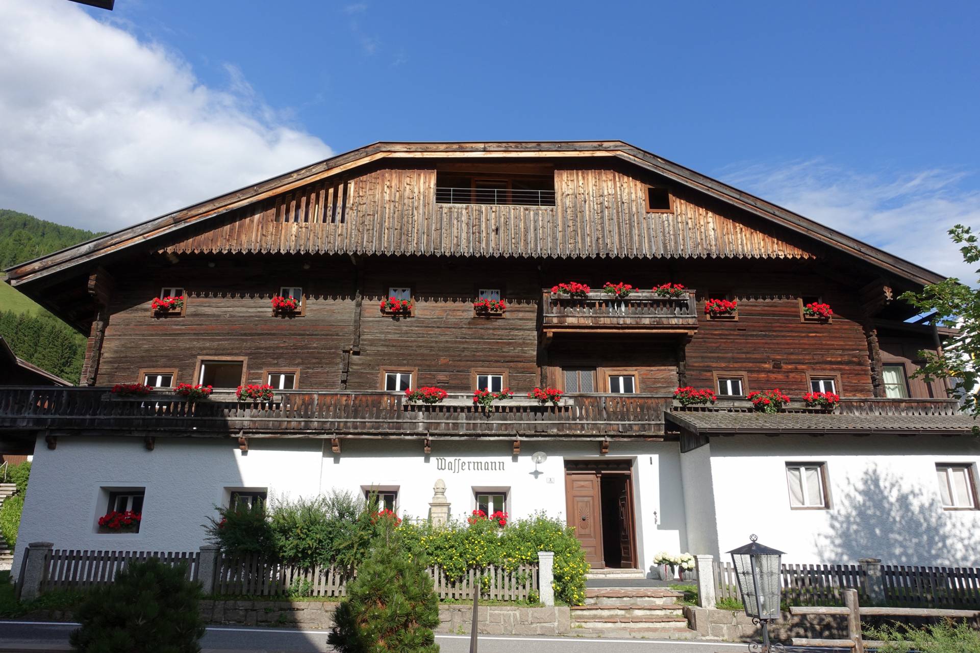 Sanierung Haus Wassermann, Sexten (2018–2021, 2023): Hauptfassade St. Veit-Weg. Architekt Johannes Watschinger.