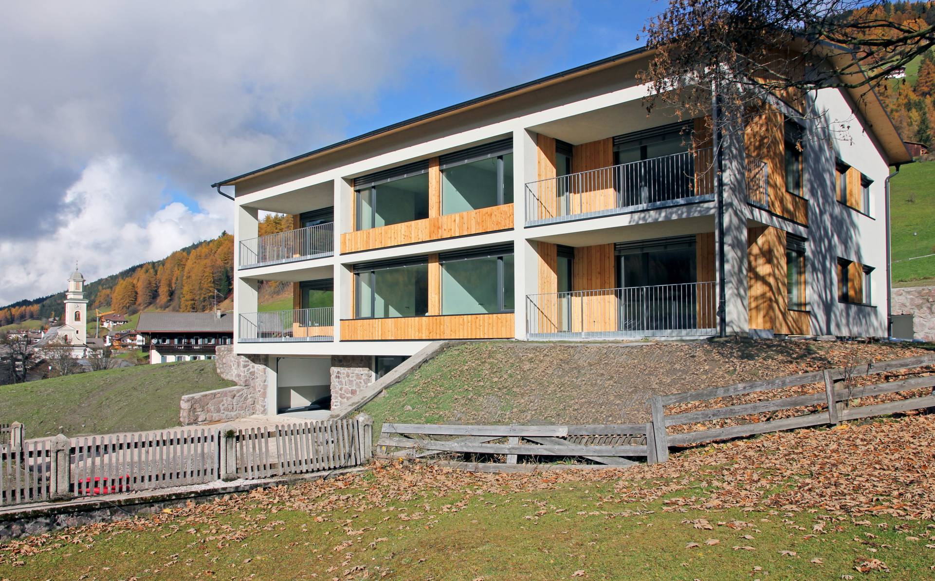 Neubau Haus F, Sexten (2012–2013): Südostansicht. Architekt Johannes Watschinger.