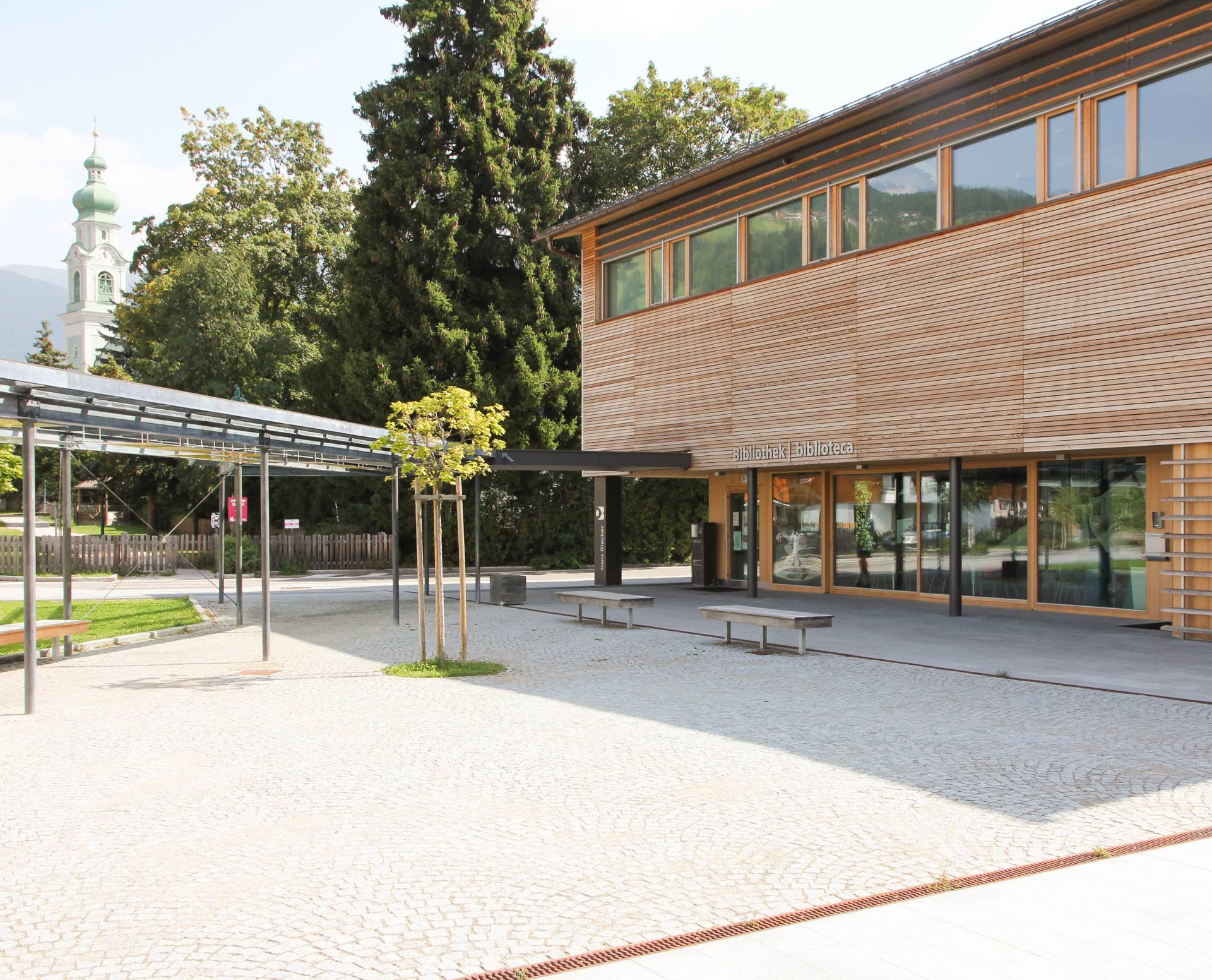 Neubau Bibliothek Toblach (2008–2010): Vorplatz. Architekt Johannes Watschinger.