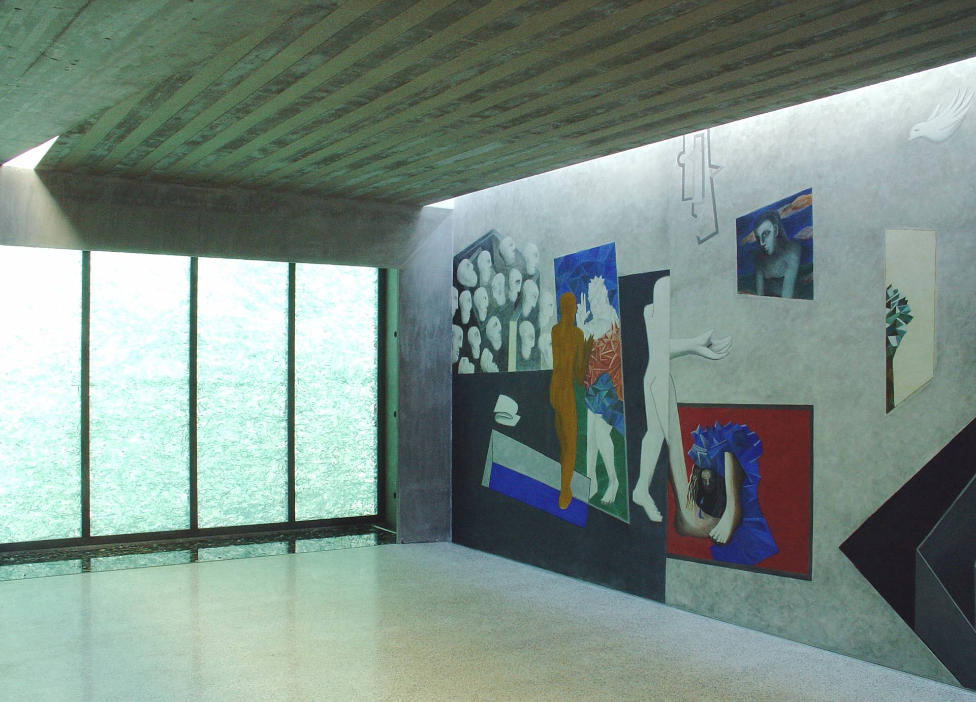 Nuova costruzione Cappella della Resurrezione nel cimitero di Sesto (2001–2003): Sala cappella con affresco e parete di vetro. Architetto Johannes Watschinger; Progetto artistico di Mag. Armin Guerino, Vienna (A).