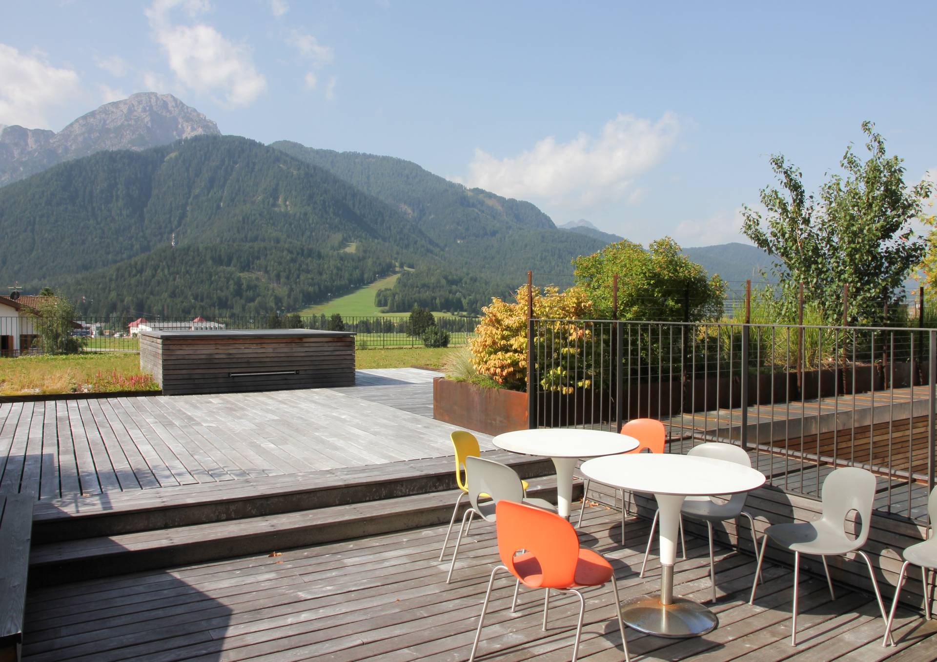 Neubau Bibliothek Toblach (2008–2010): Dachterrasse. Architekt Johannes Watschinger.