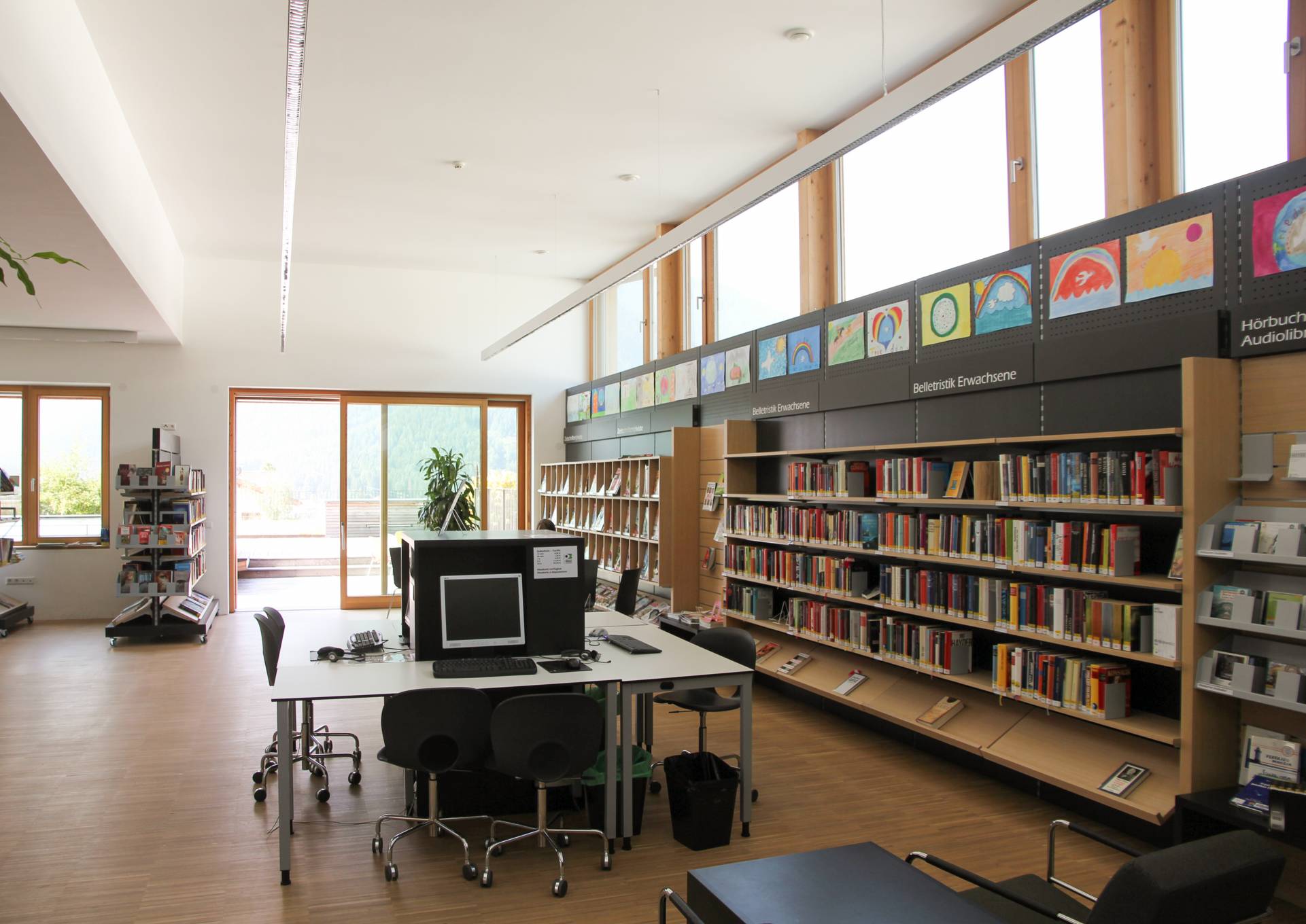 Neubau Bibliothek Toblach (2008–2010): Hauptraum und Ausgang auf die Dachterrasse. Architekt Johannes Watschinger.