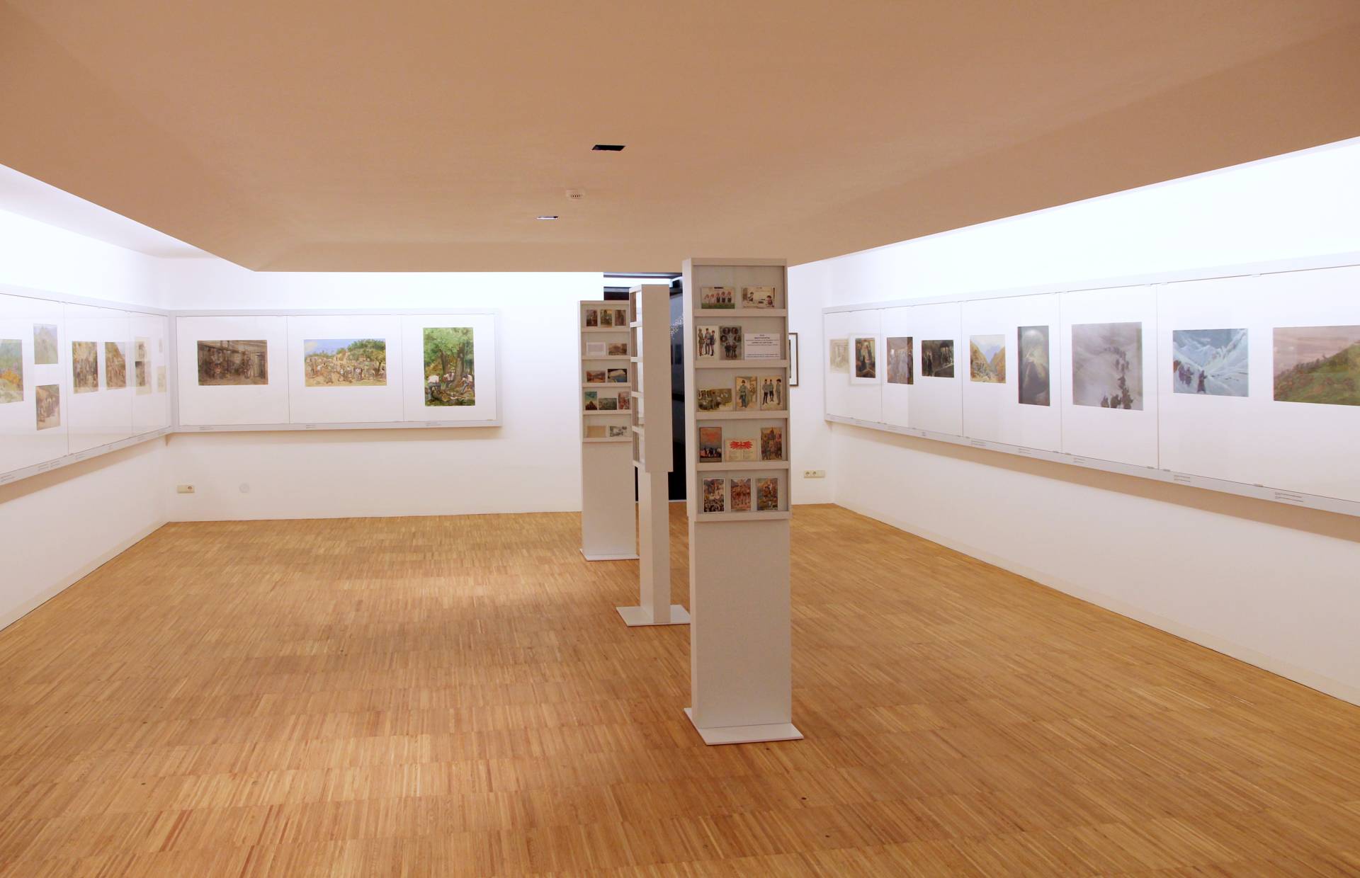 Sanierung Museum Rudolf Stolz, Sexten (2010–2011): Ausstellungsraum im 2. Obergeschoss. Architekt Johannes Watschinger.