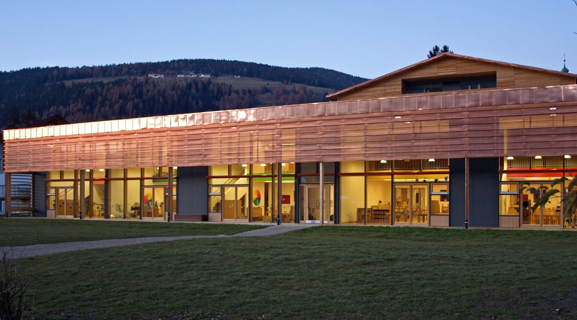 Neubau Kindergarten Toblach (2008–2009): Südfassade – Gartenseite. Architekt Johannes Watschinger.