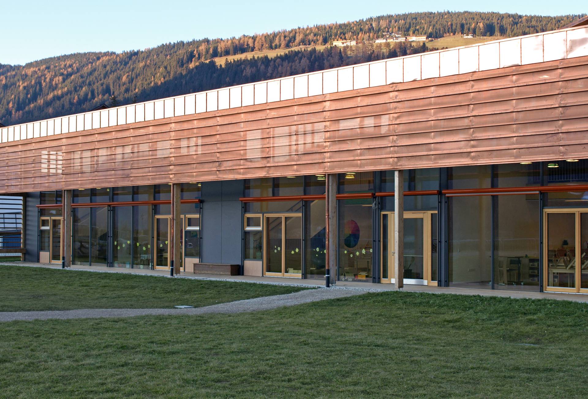 Neubau Kindergarten Toblach (2008–2009): Südfassade. Architekt Johannes Watschinger.