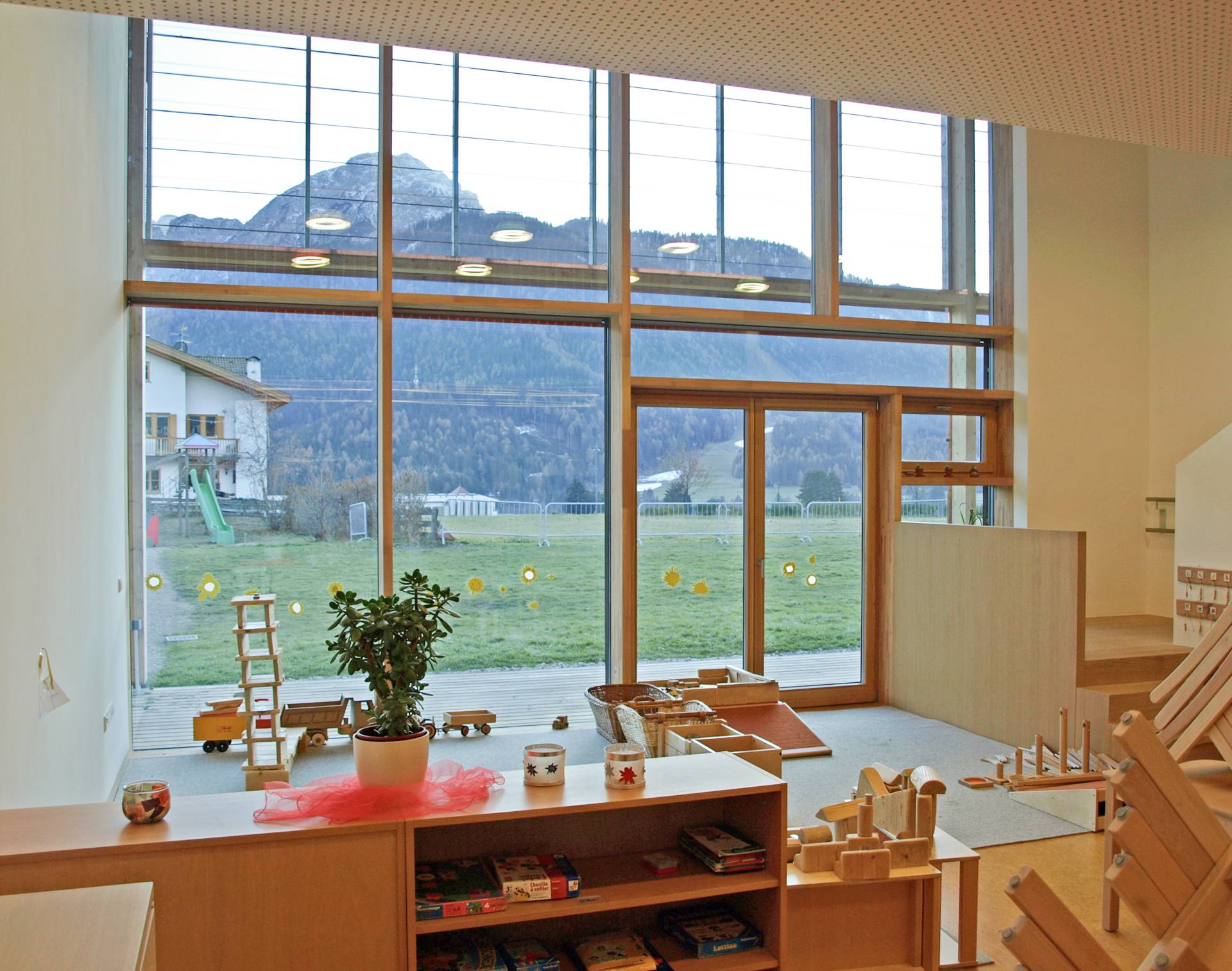 Neubau Kindergarten Toblach (2008–2009): Gruppenraum. Architekt Johannes Watschinger.