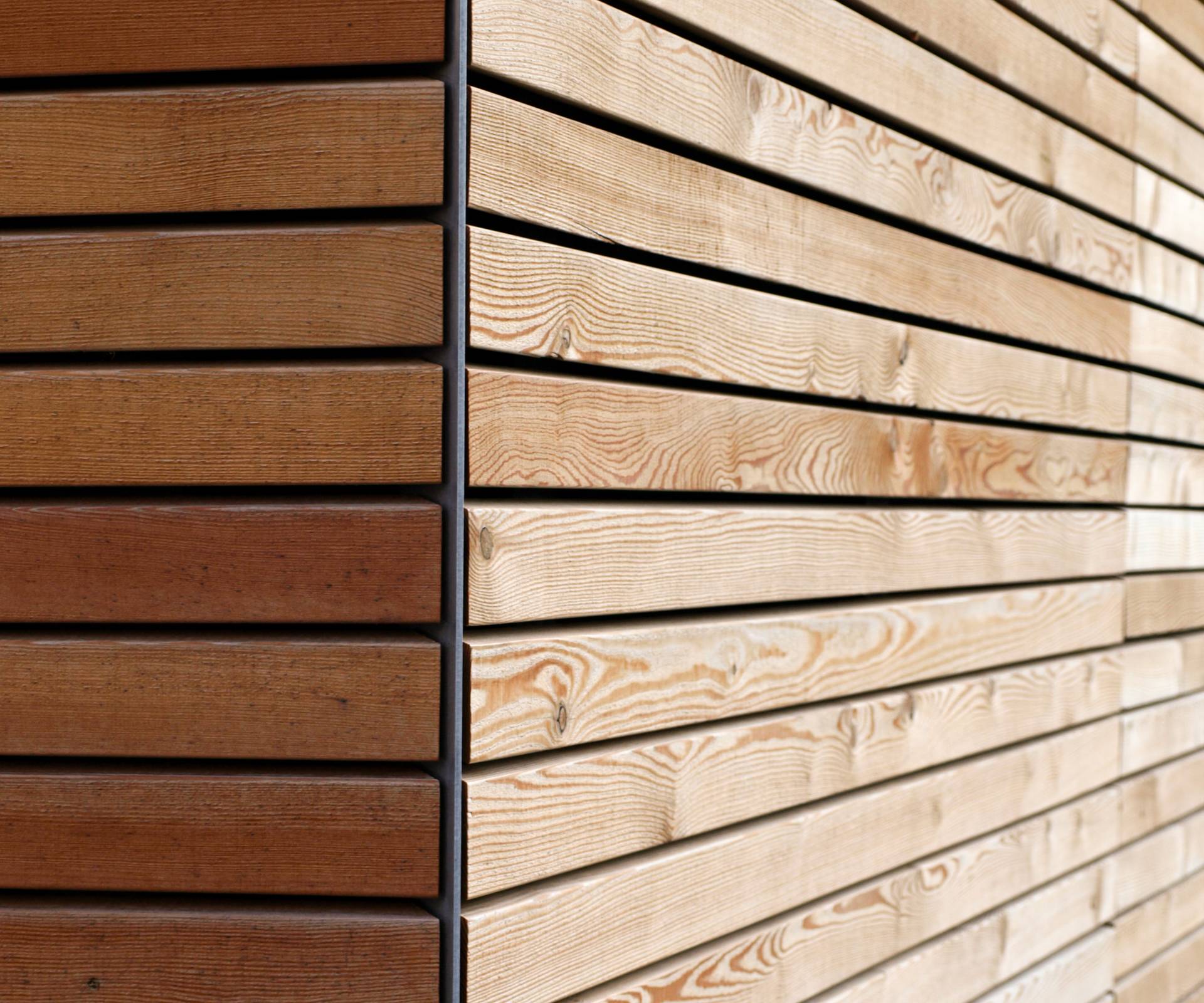 Neubau Kindergarten Toblach (2008–2009): Detail Fassadenverkleidung. Architekt Johannes Watschinger.