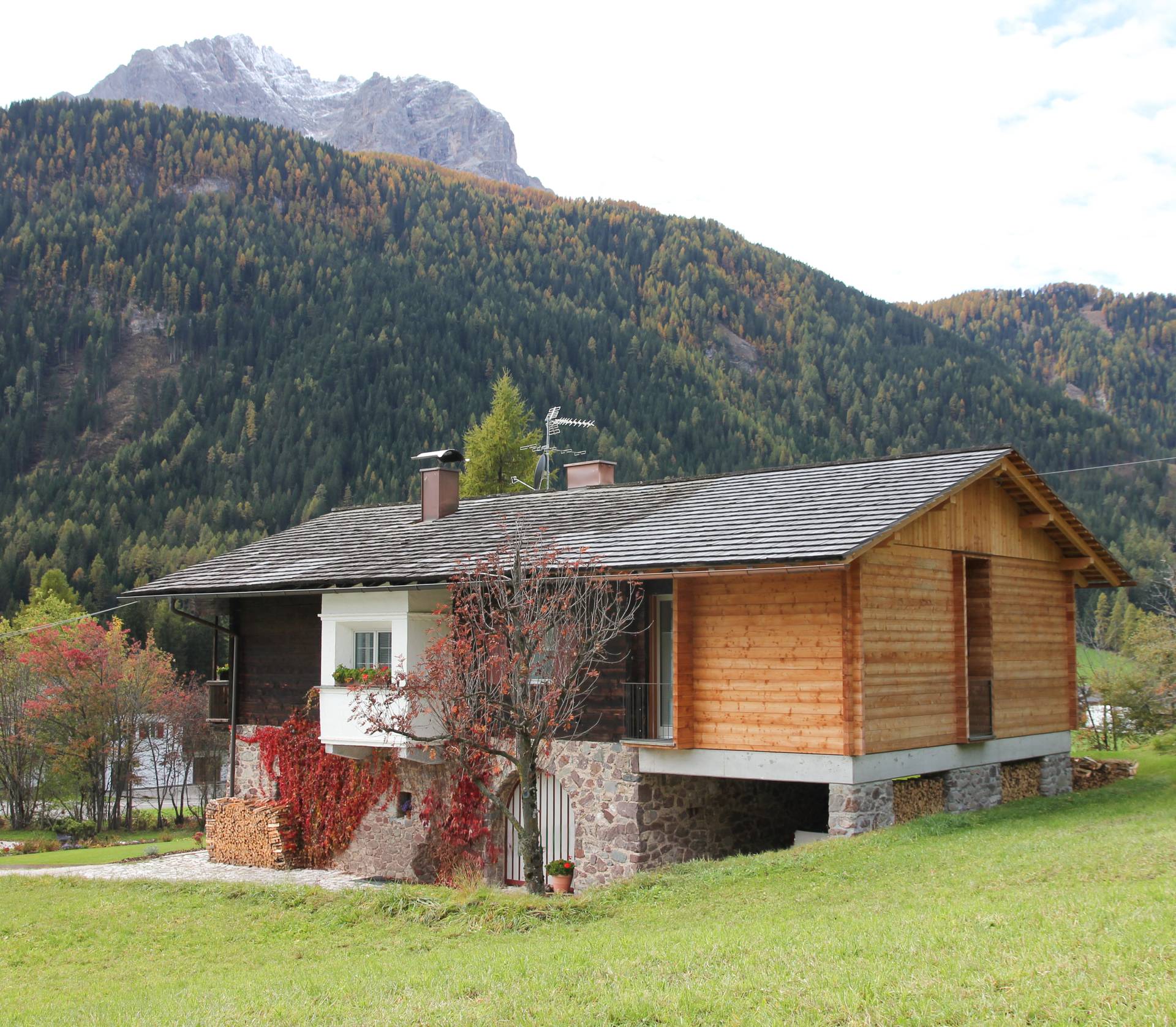 Sanierung Haus C, Sexten (2014): Nordostansicht. Architekt Johannes Watschinger.